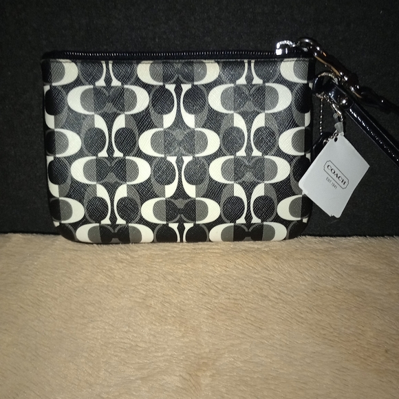 Coach Peyton Dream Black and White Wristlet NWT - Picture 3 of 10
